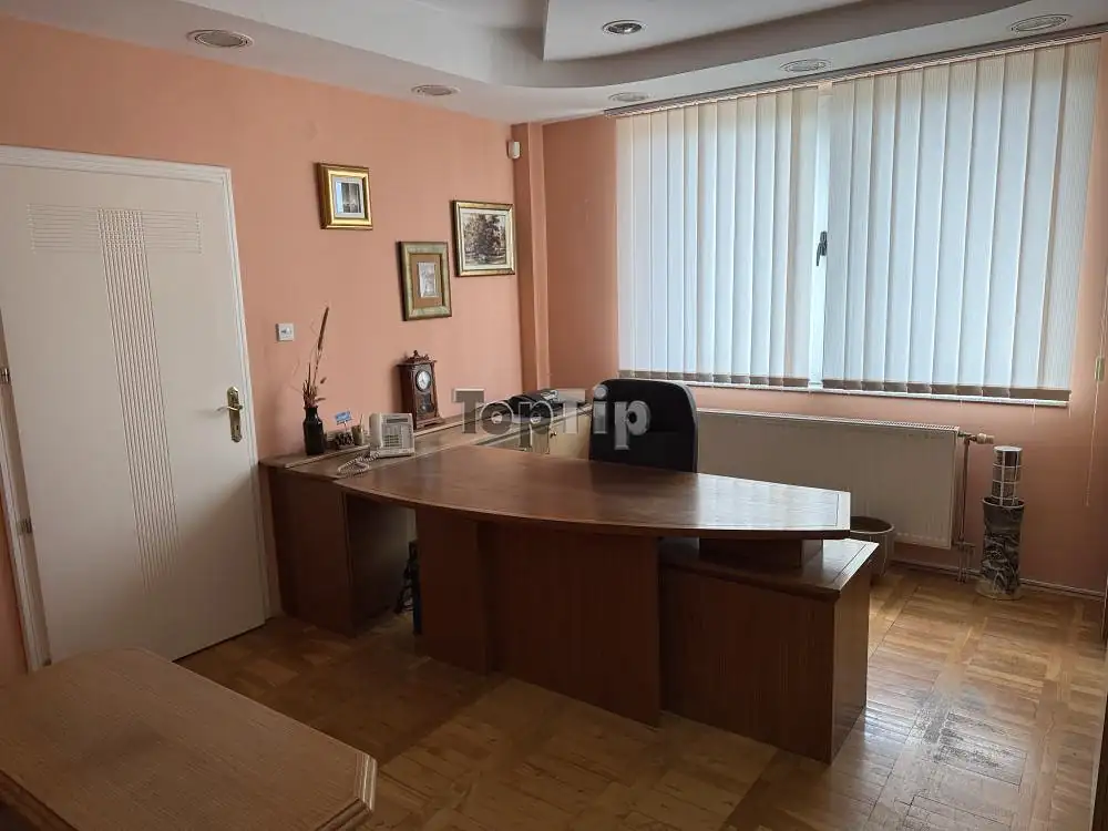 Poslovno-upravna zgrada sa proizvodnim halama i magacinima