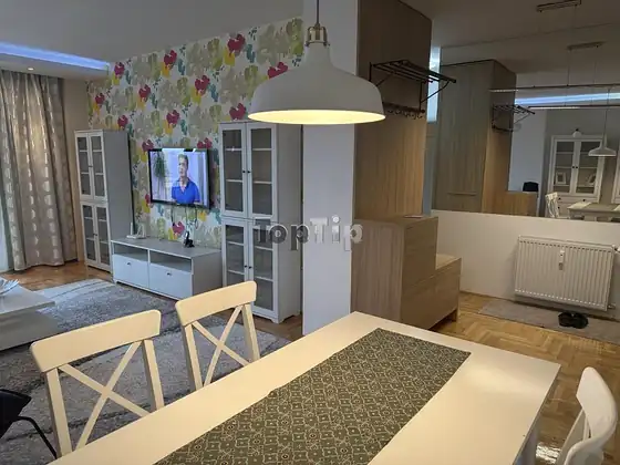 Kompletno opremljen i lepo uređen stan u centru grada