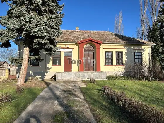 Poslovni objekat na placu od 1.351 m² — Šupljak